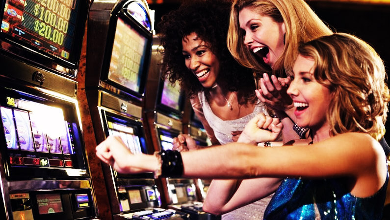 Девушки играют в азартные игры